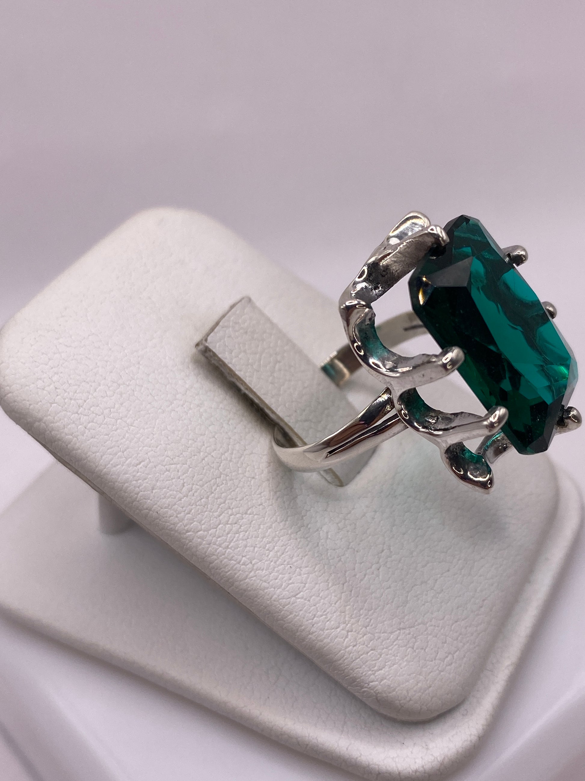 Vista frontal del anillo solitario verde teal en plata .925