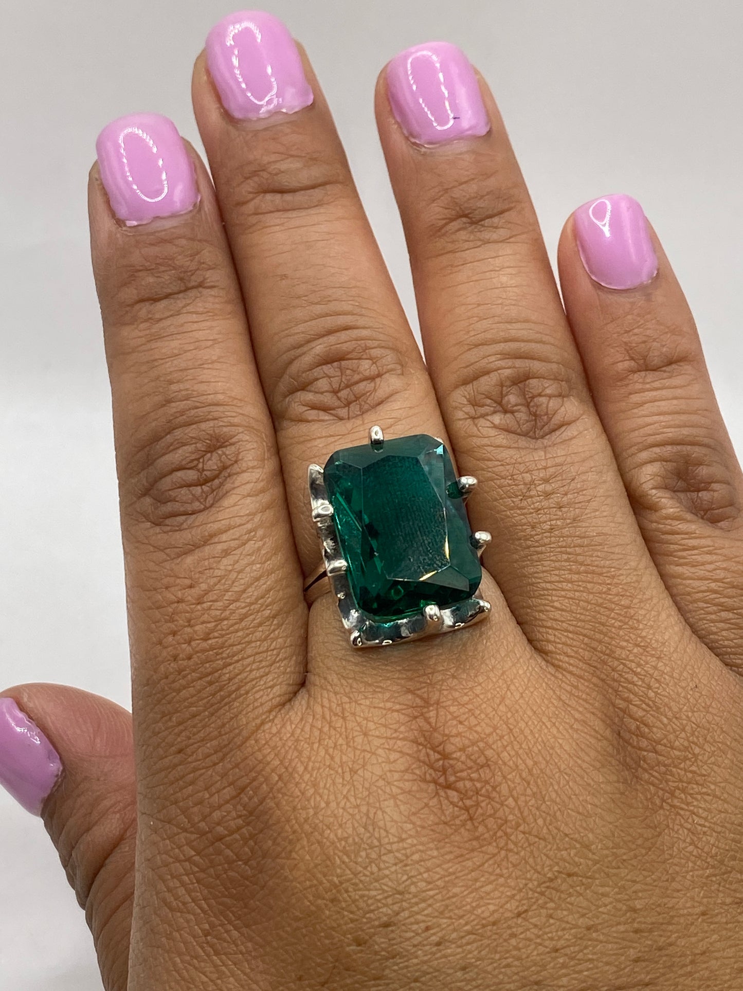 Anillo solitario sobre fondo blanco mostrando el sello .925