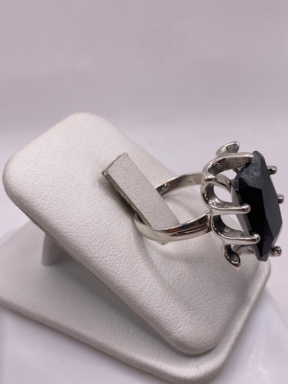 Vista frontal del anillo coctel con engaste de circonia negra en plata .925