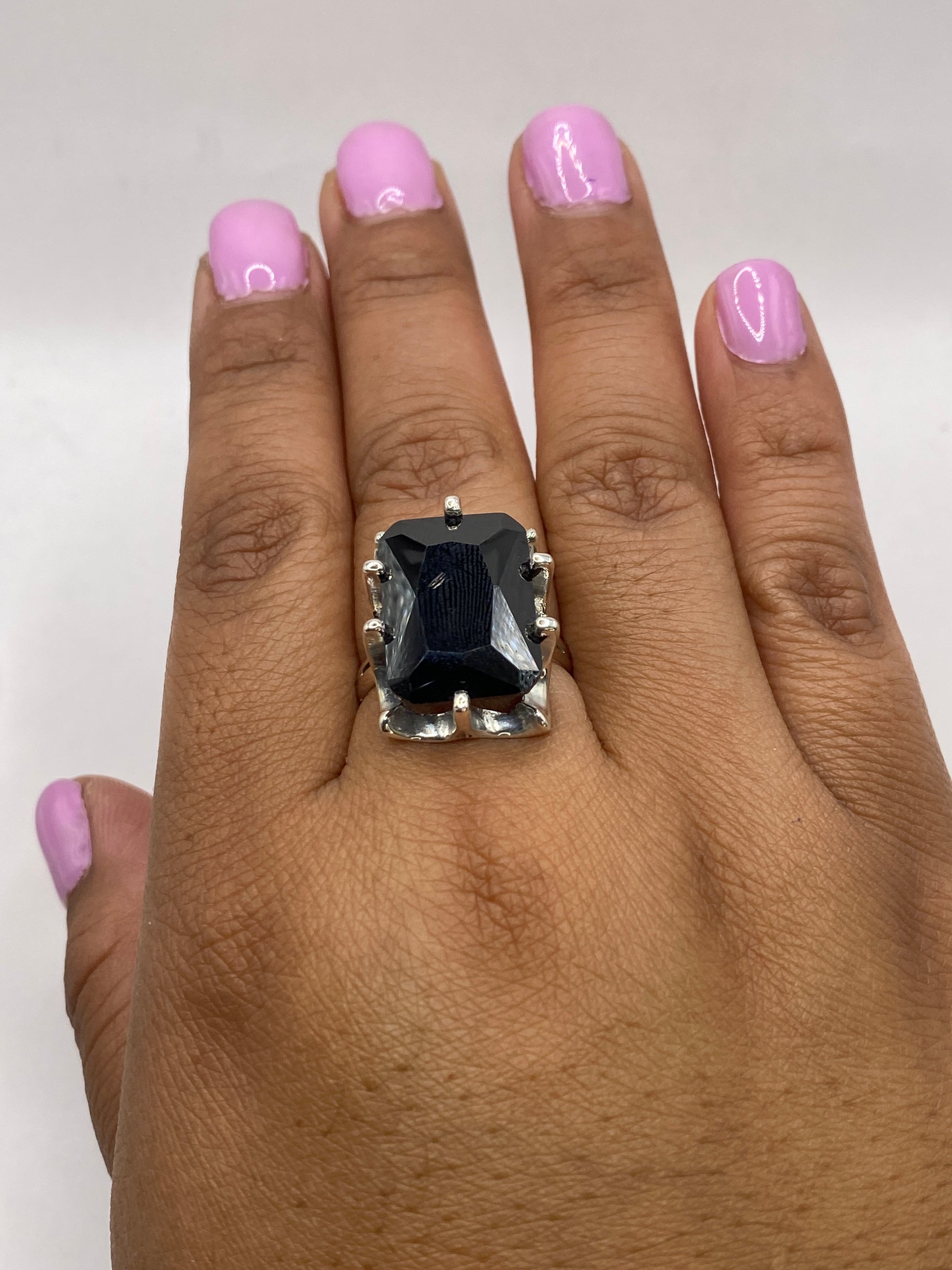 Anillo en dedo mostrando el sello 925 MEXICO y brillo de la piedra