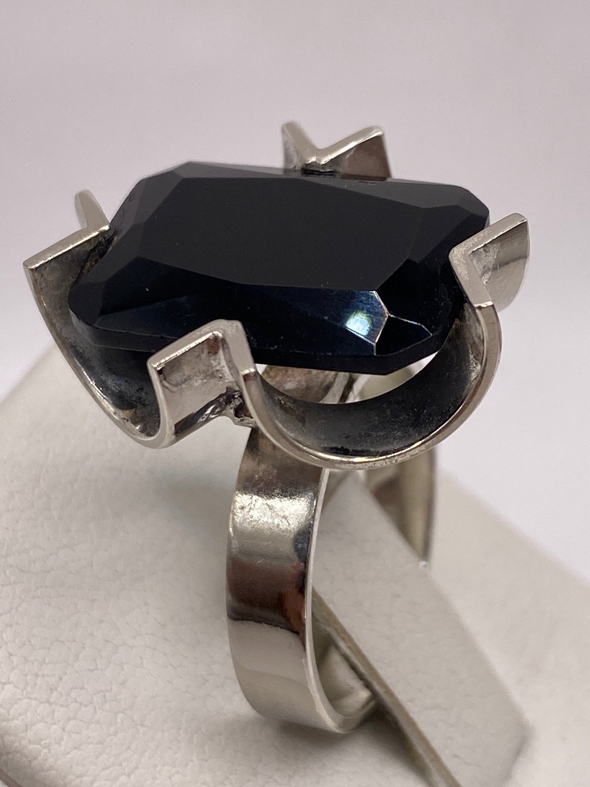 Detalle de los prongs angulares en plata .925 sujetando la circonia negra