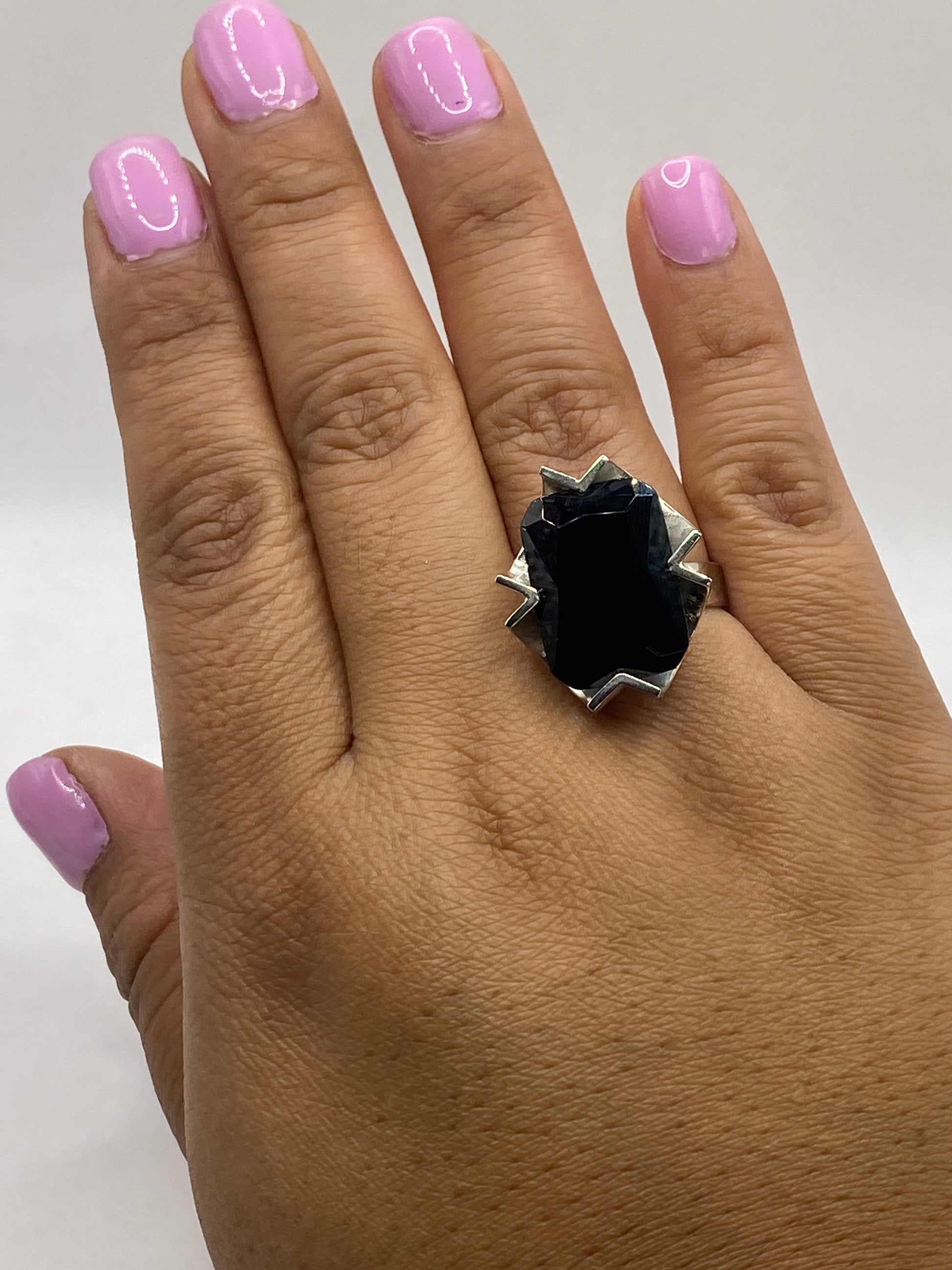 Anillo solitario de Taxco con sello .925 en la banda, vista lateral