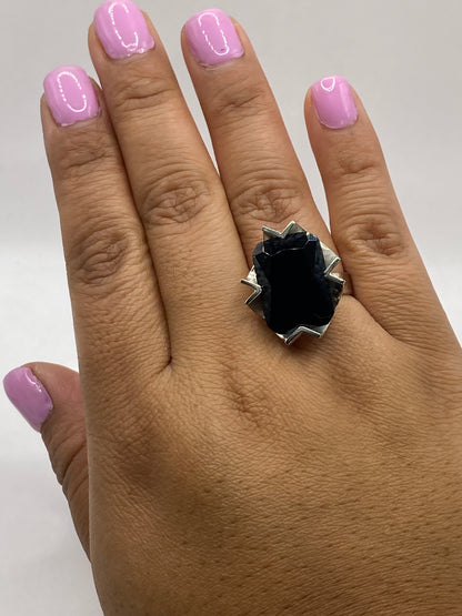 Anillo solitario de Taxco con sello .925 en la banda, vista lateral