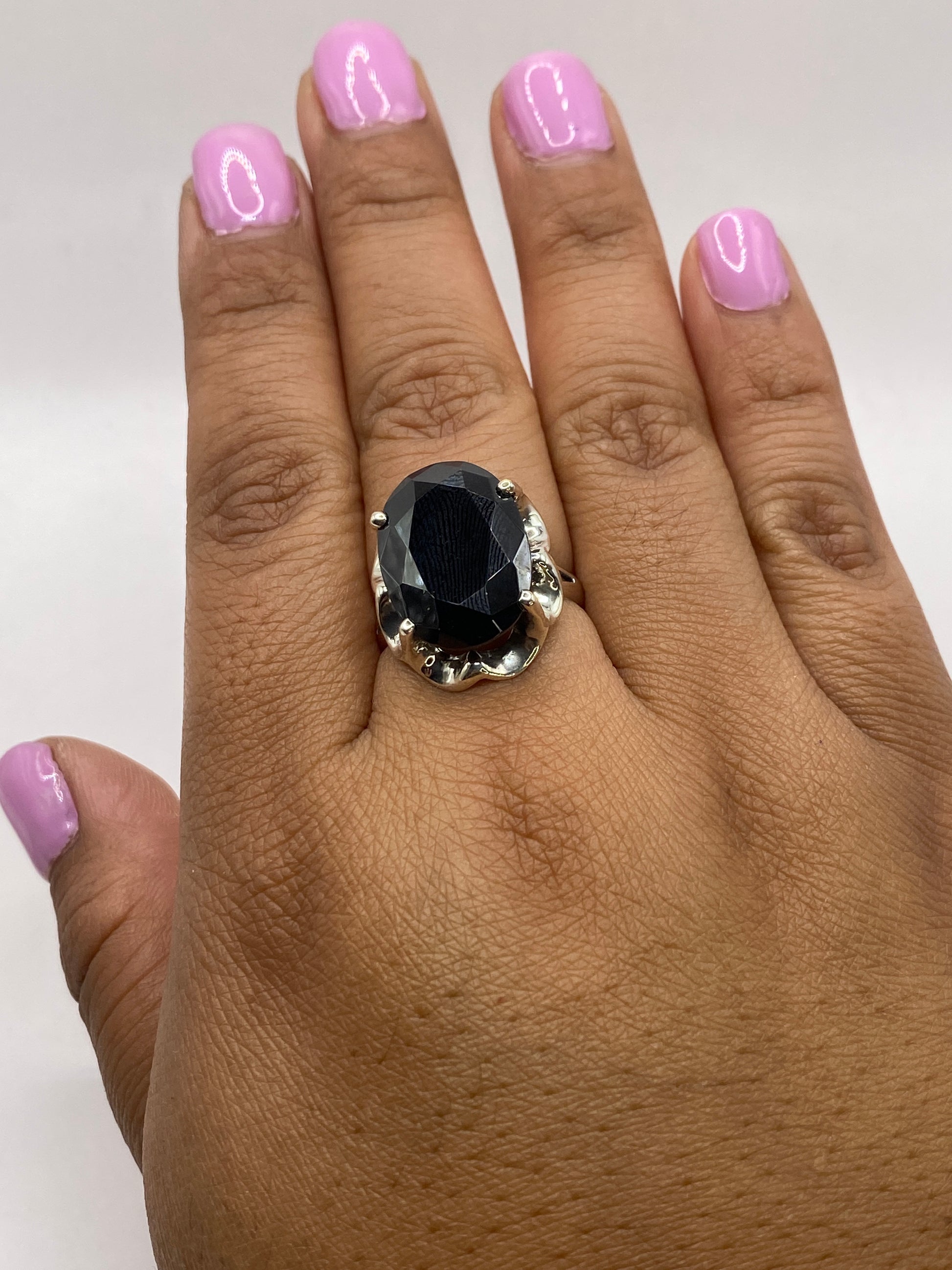 Anillo sobre fondo blanco mostrando sello 925 MEXICO en la banda