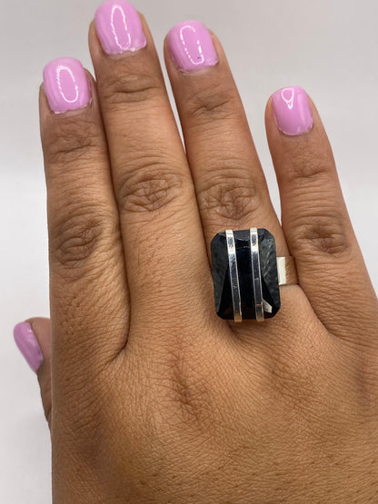 Anillo con sello 925 MEXICO en la banda interior, sobre fondo neutral