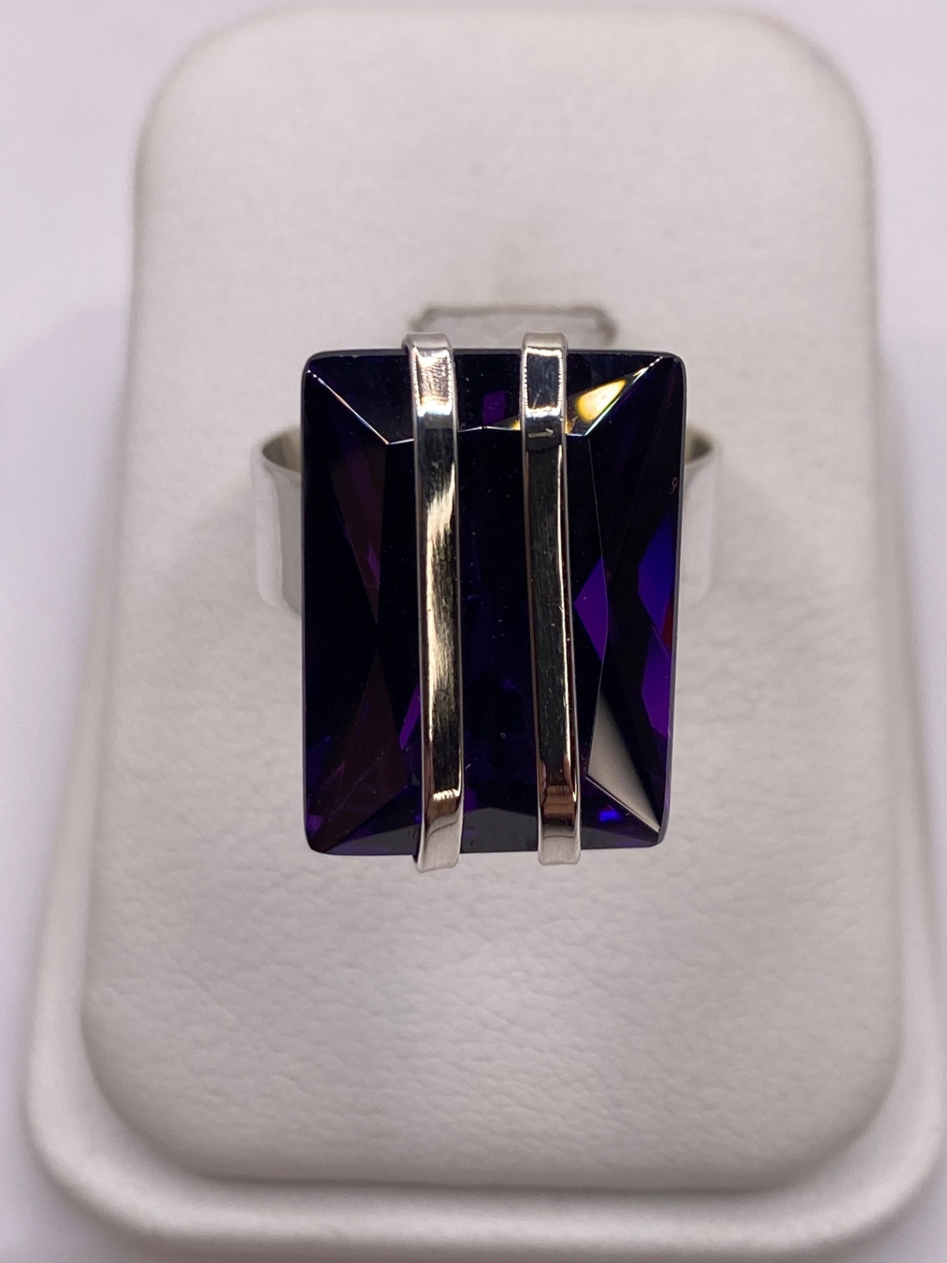 Anillo de plata con circonia morada ajustable, vista frontal