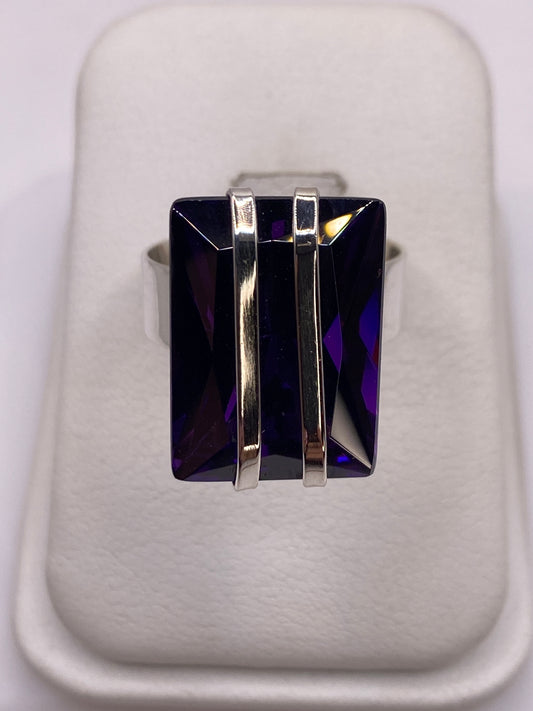 Anillo de plata con circonia morada ajustable, vista frontal