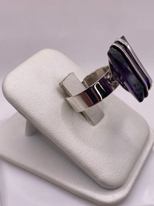 Detalle lateral del anillo mostrando bandas de plata pulida y solitario