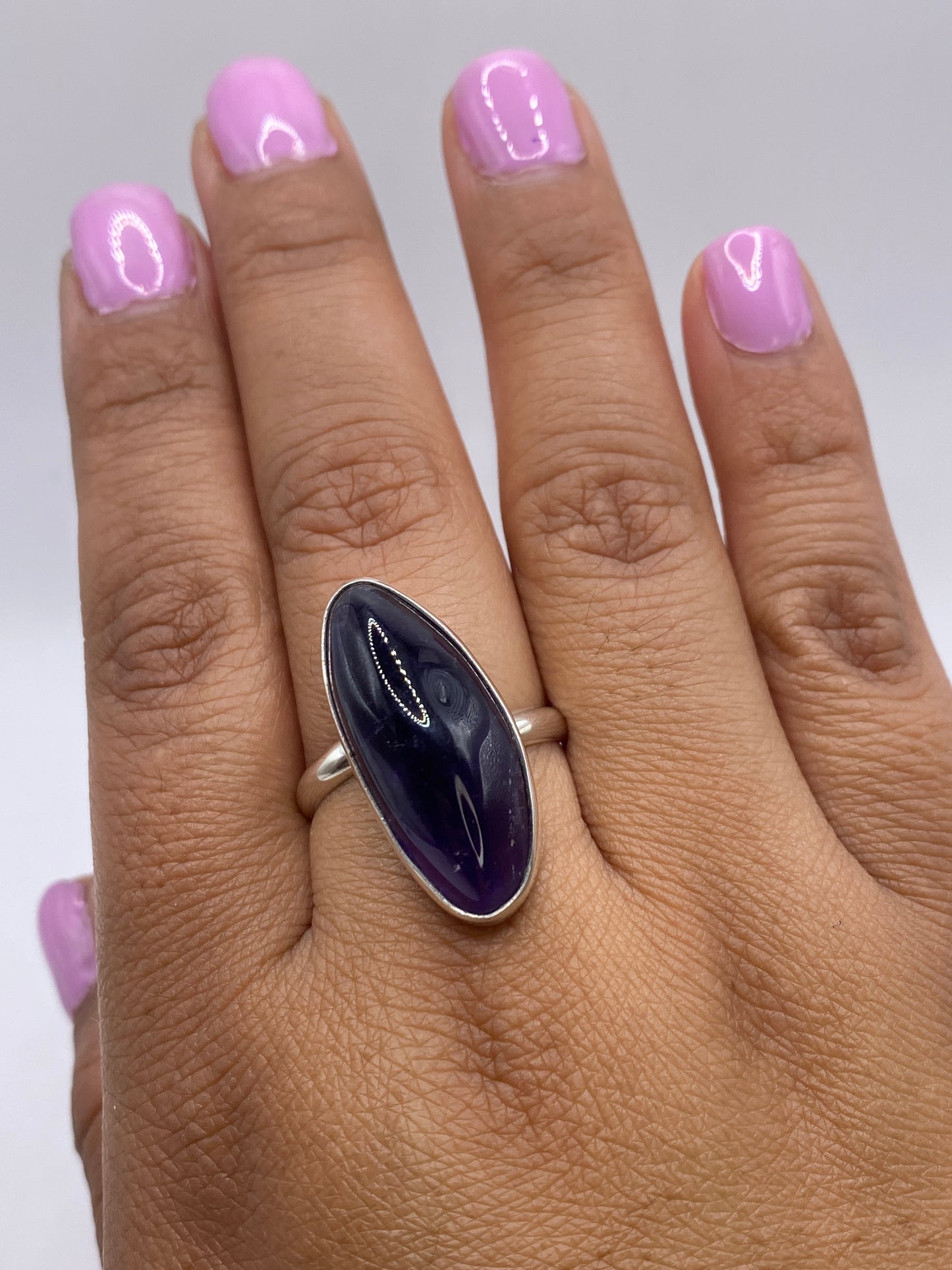Anillo sobre fondo blanco exhibiendo el sello 925 MEXICO
