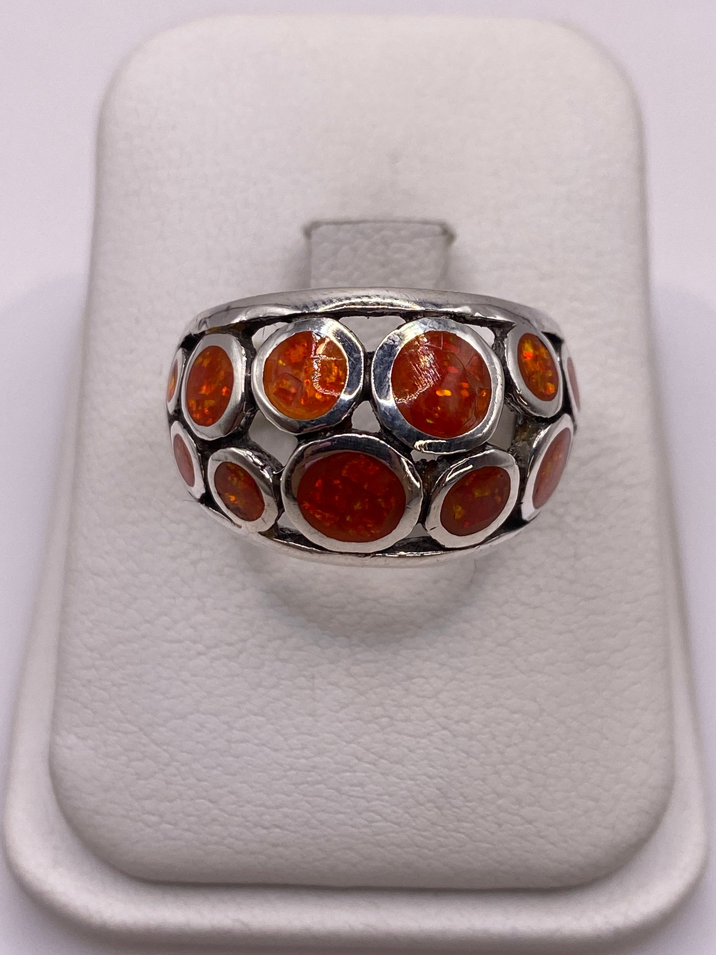 Anillo de plata .925 con ópalo de fuego naranja, vista frontal en estuche