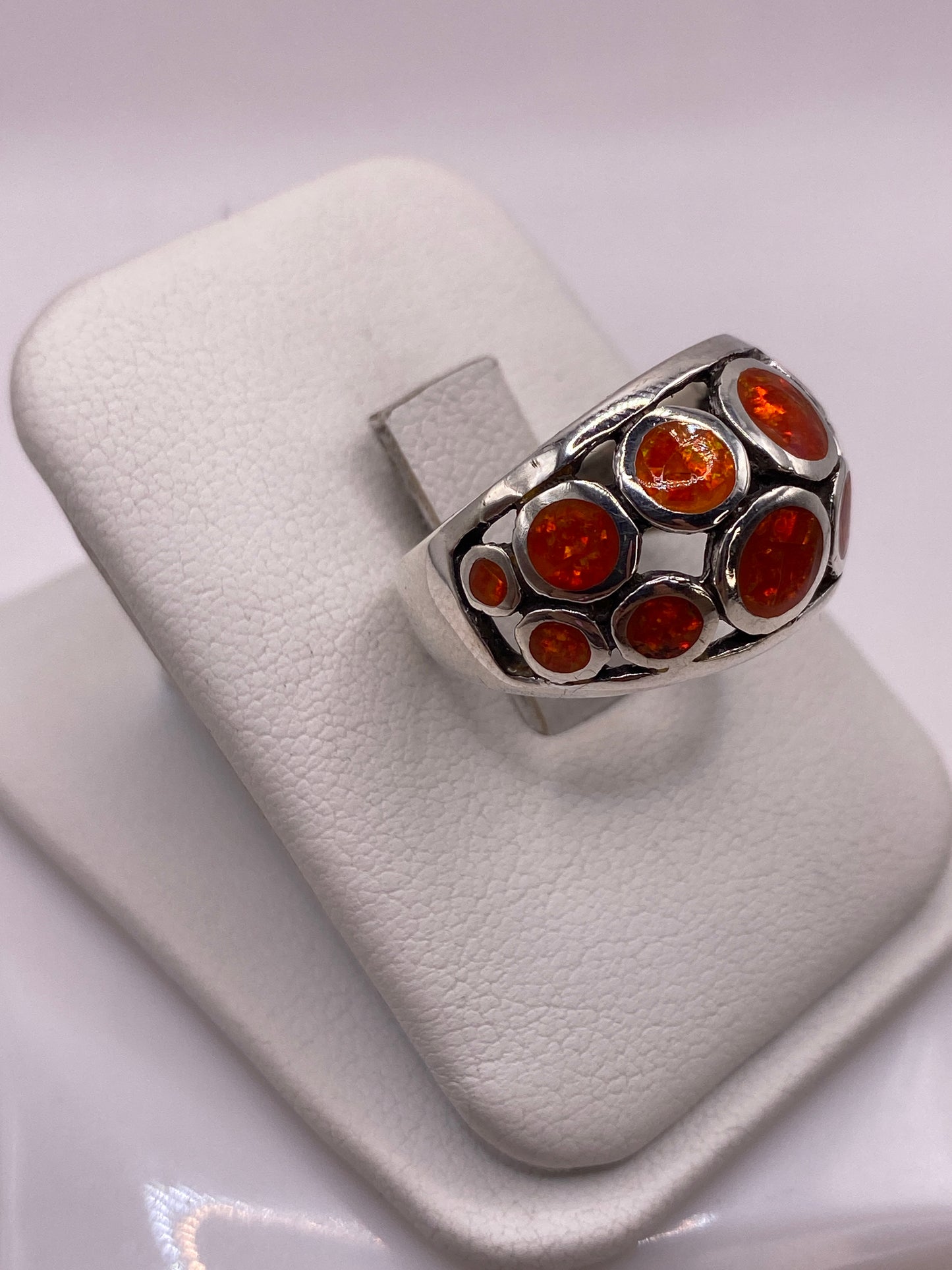 Anillo ópalo de fuego en plata de Taxco, detalle del engaste y brillo