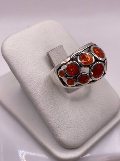 Anillo ópalo de fuego en plata de Taxco, detalle del engaste y brillo