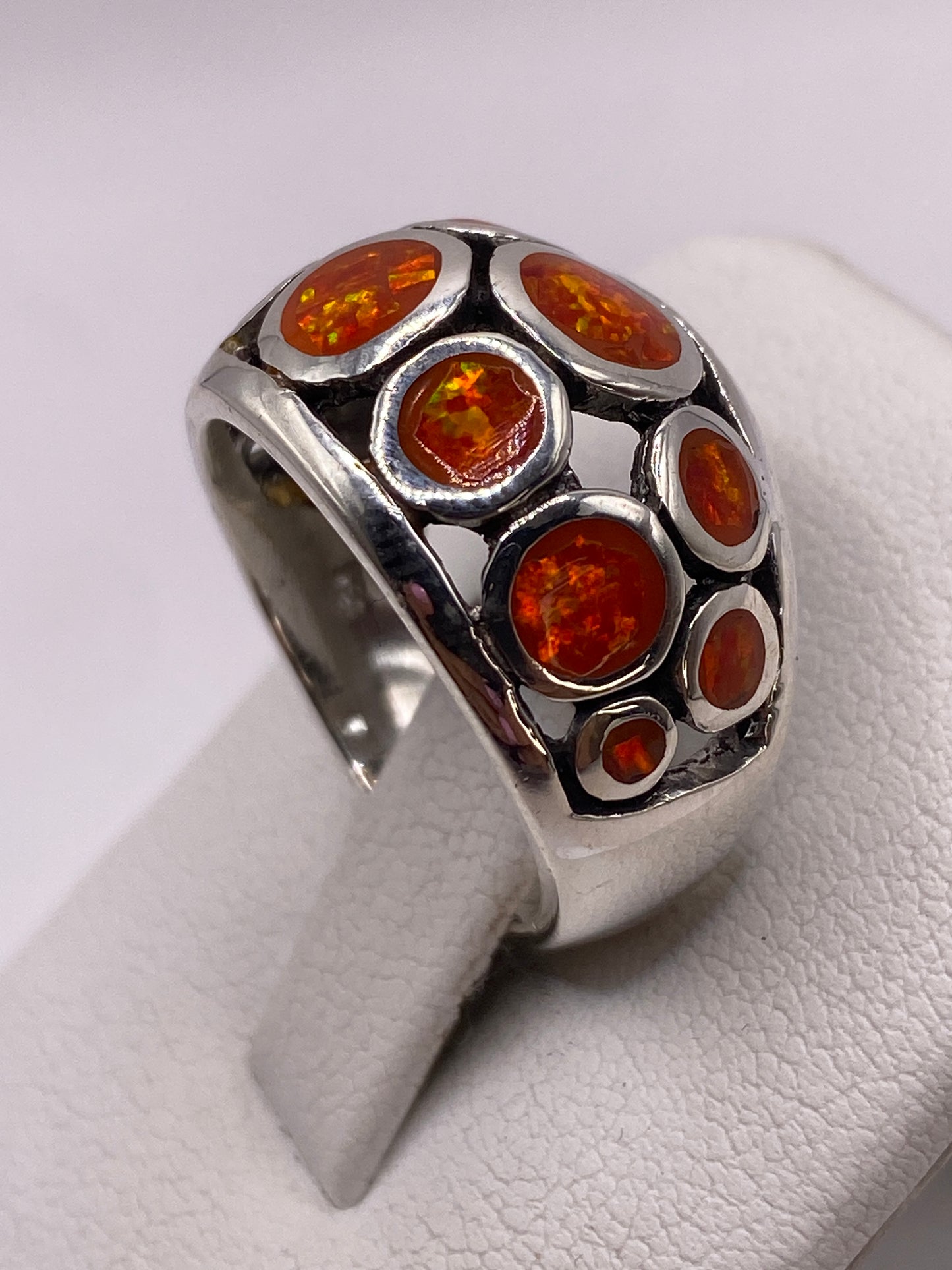 Anillo con ópalo de fuego naranja puesto en mano, mostrando el fuego natural