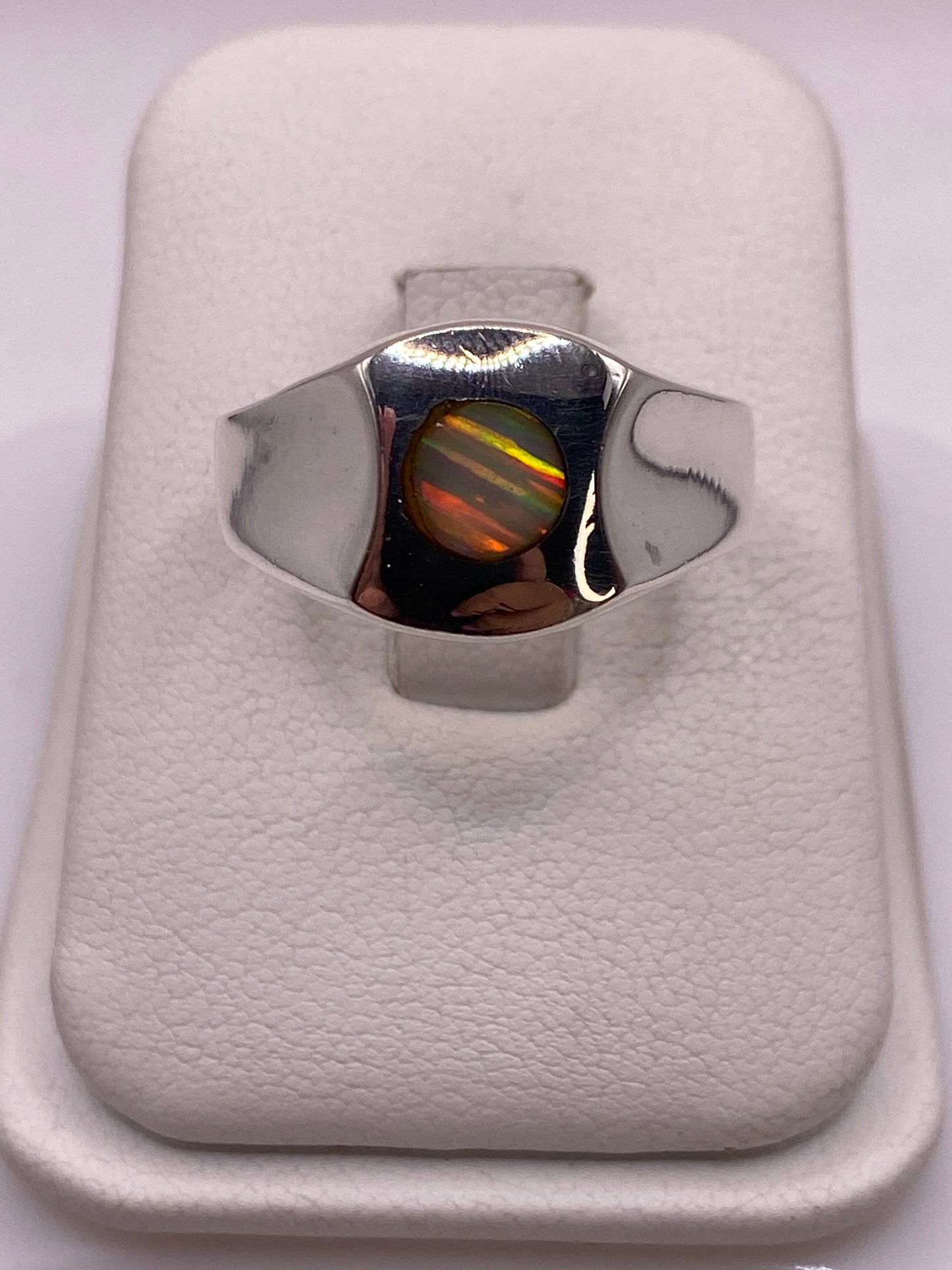Anillo de plata con ópalo de fuego multicolor, vista frontal en estuche