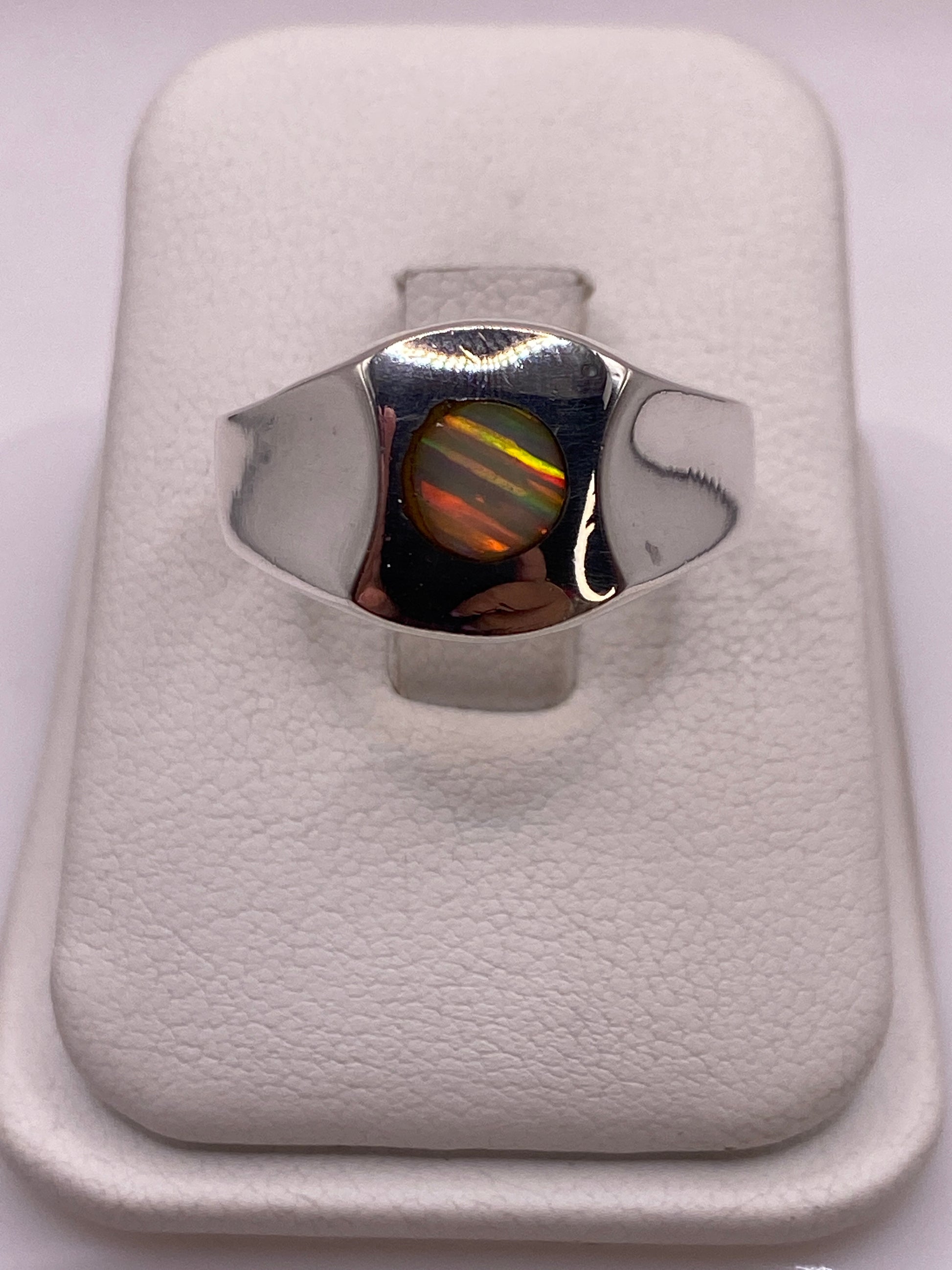 Anillo de plata con ópalo de fuego multicolor, vista frontal en estuche