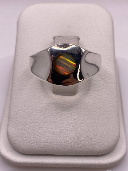 Anillo de plata con ópalo de fuego multicolor, vista frontal en estuche