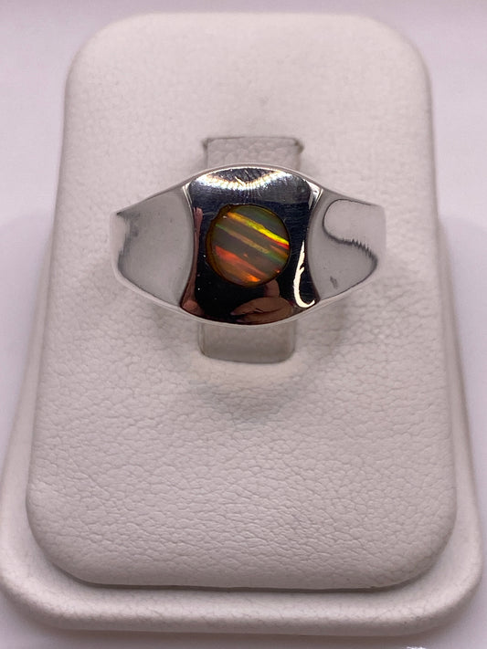 Anillo de plata con ópalo de fuego multicolor, vista frontal en estuche