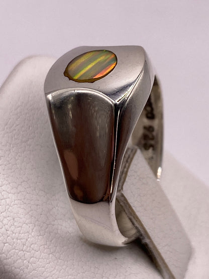 Detalle lateral del anillo con banda ancha estructurada en plata .925