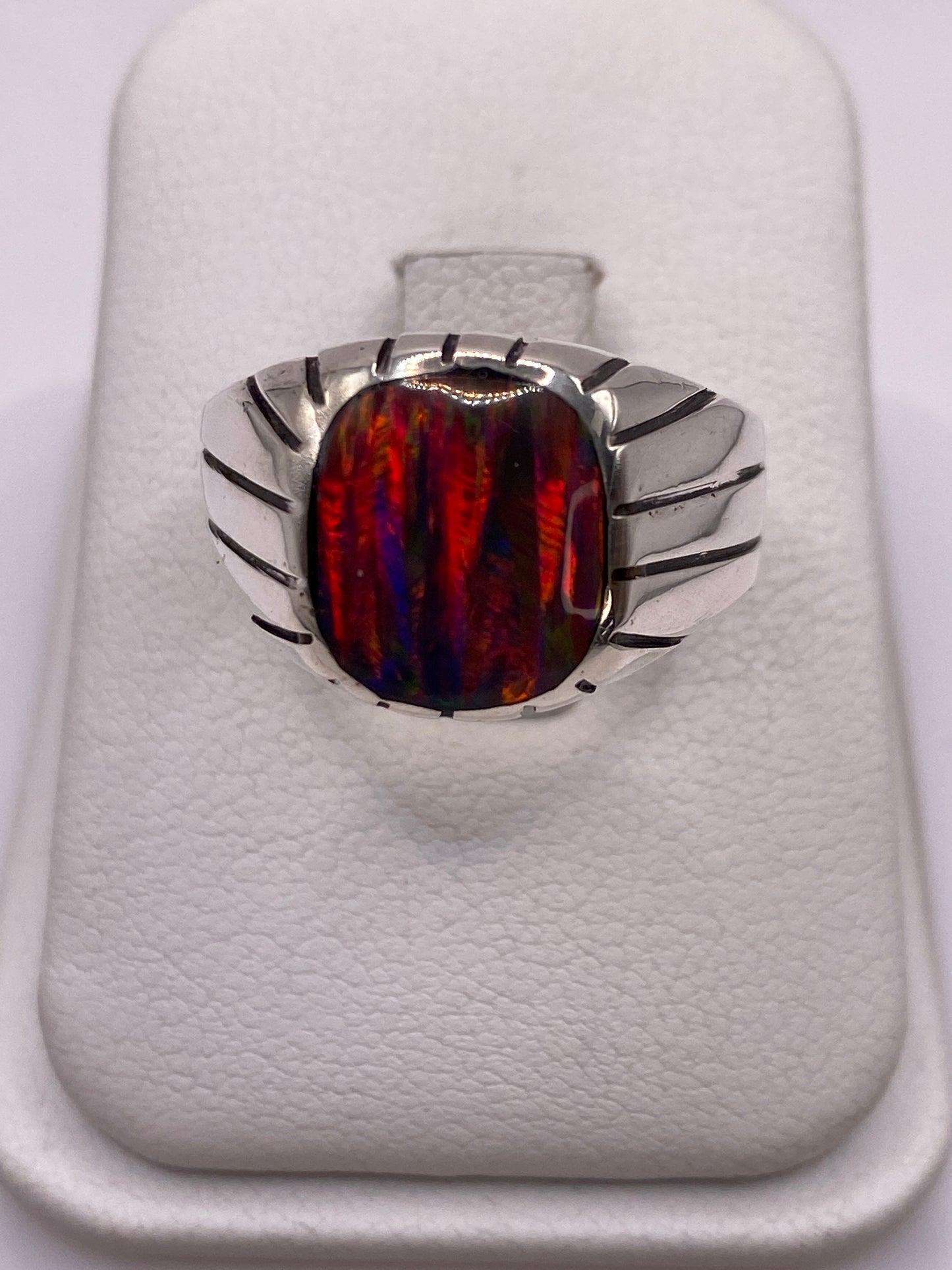 Anillo de plata .925 con ópalo de fuego multicolor en tonos rojo, naranja, verde y azul