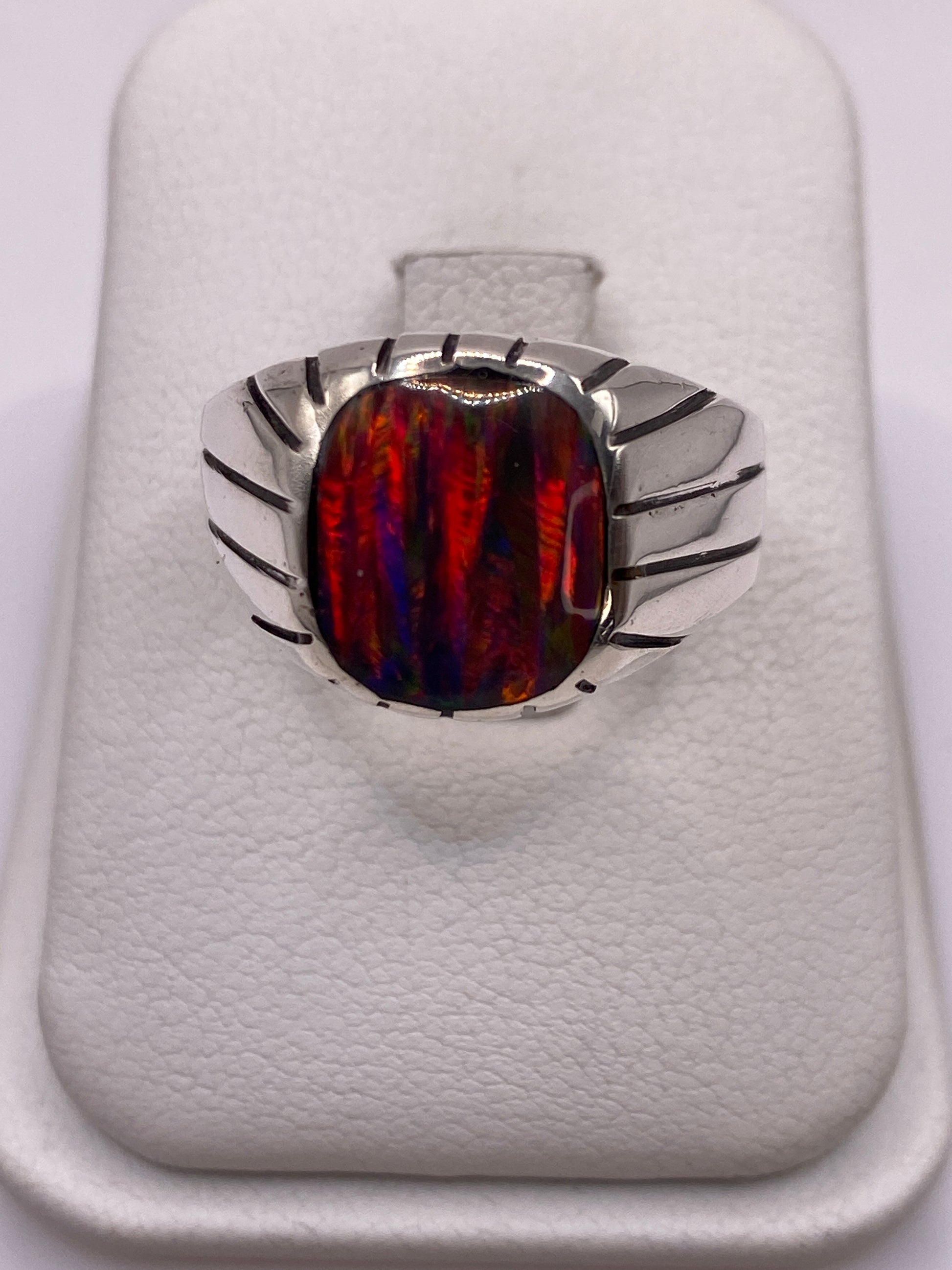 Anillo de plata .925 con ópalo de fuego multicolor en tonos rojo, naranja, verde y azul