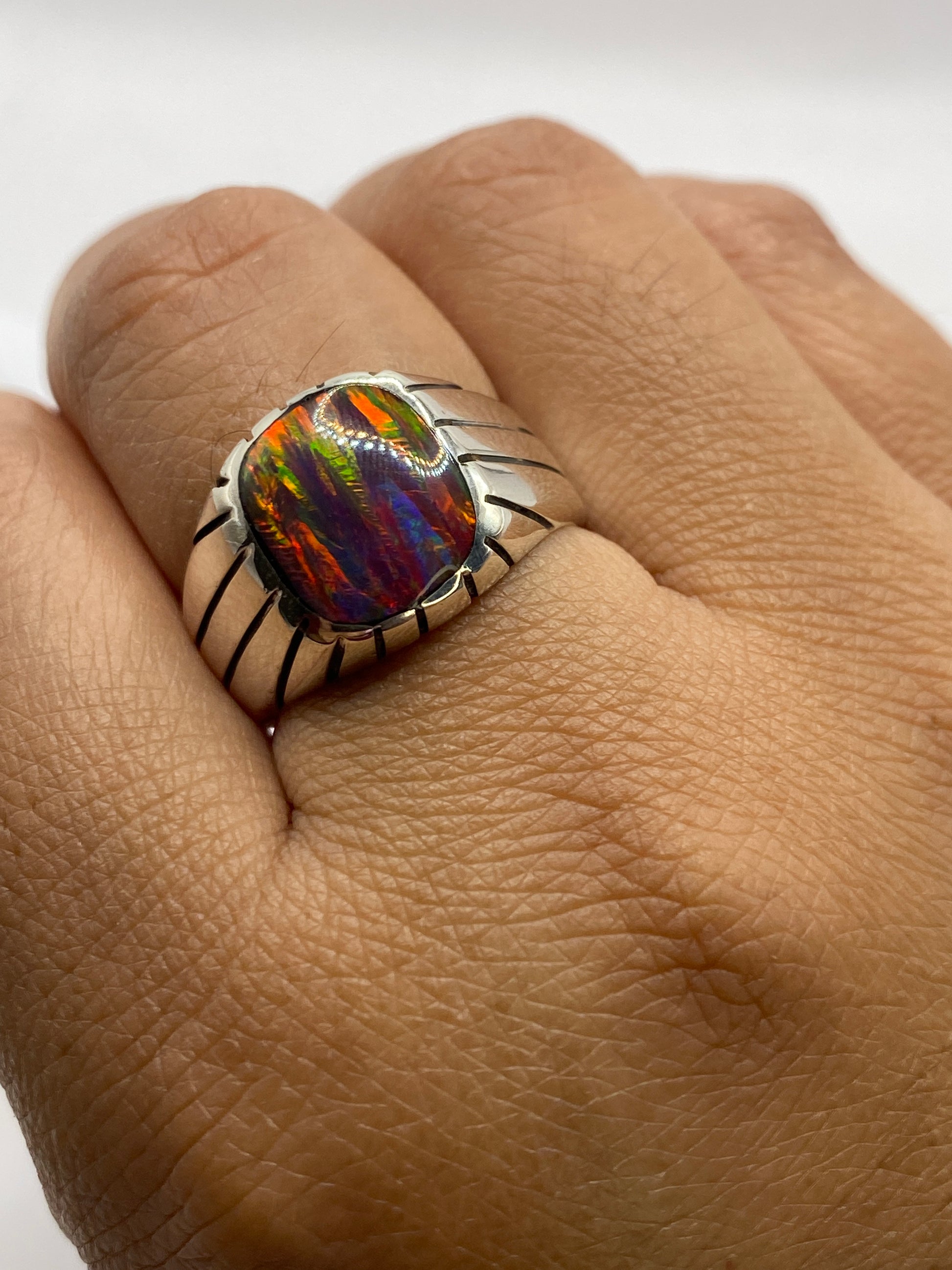 Anillo en la mano mostrando el sello 925 MEXICO en la cara interna