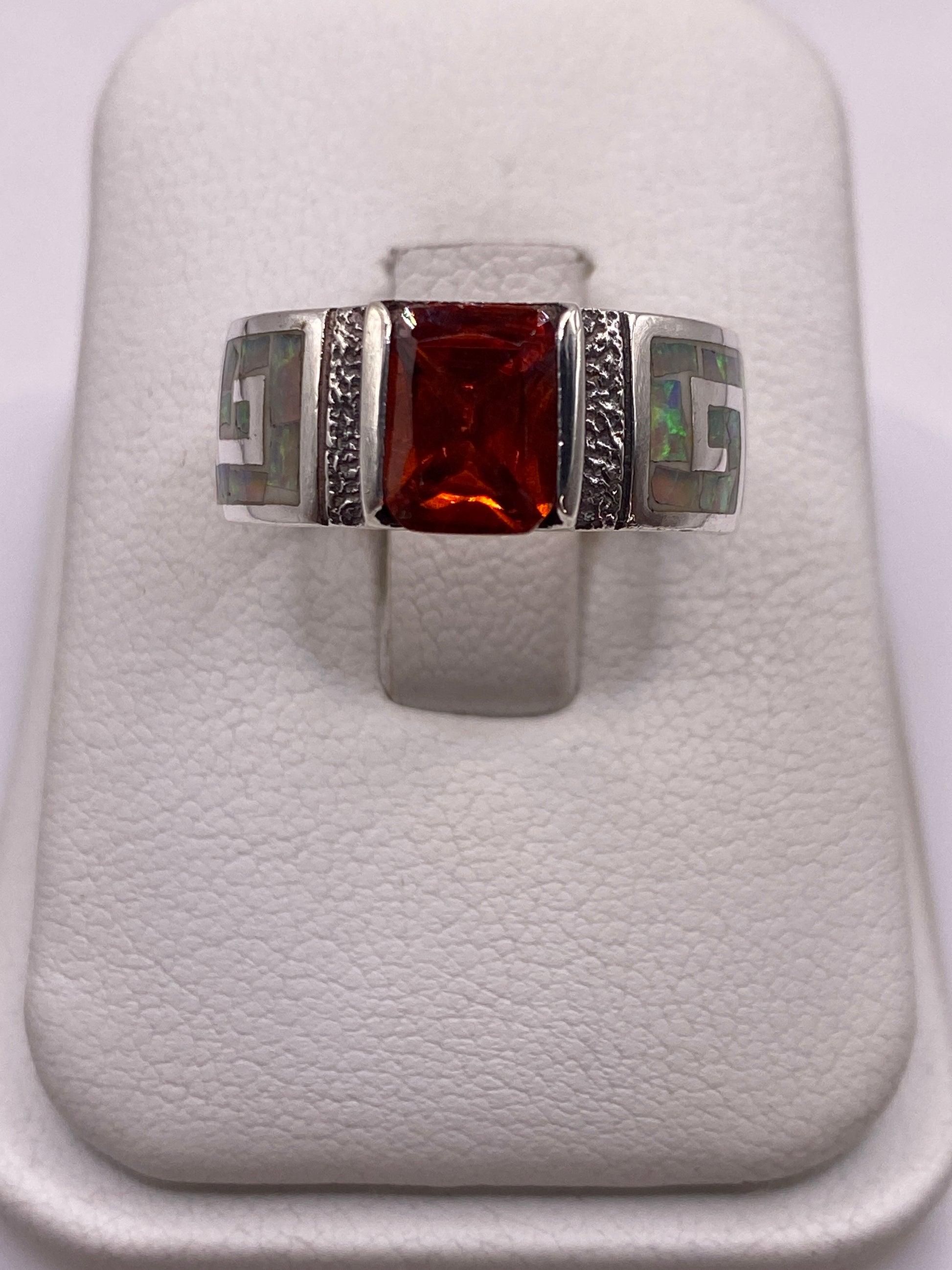 Anillo de plata .950 con ópalo de fuego multicolor en estuche blanco