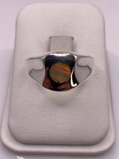Anillo de plata con ópalo de fuego multicolor en estuche blanco de presentación