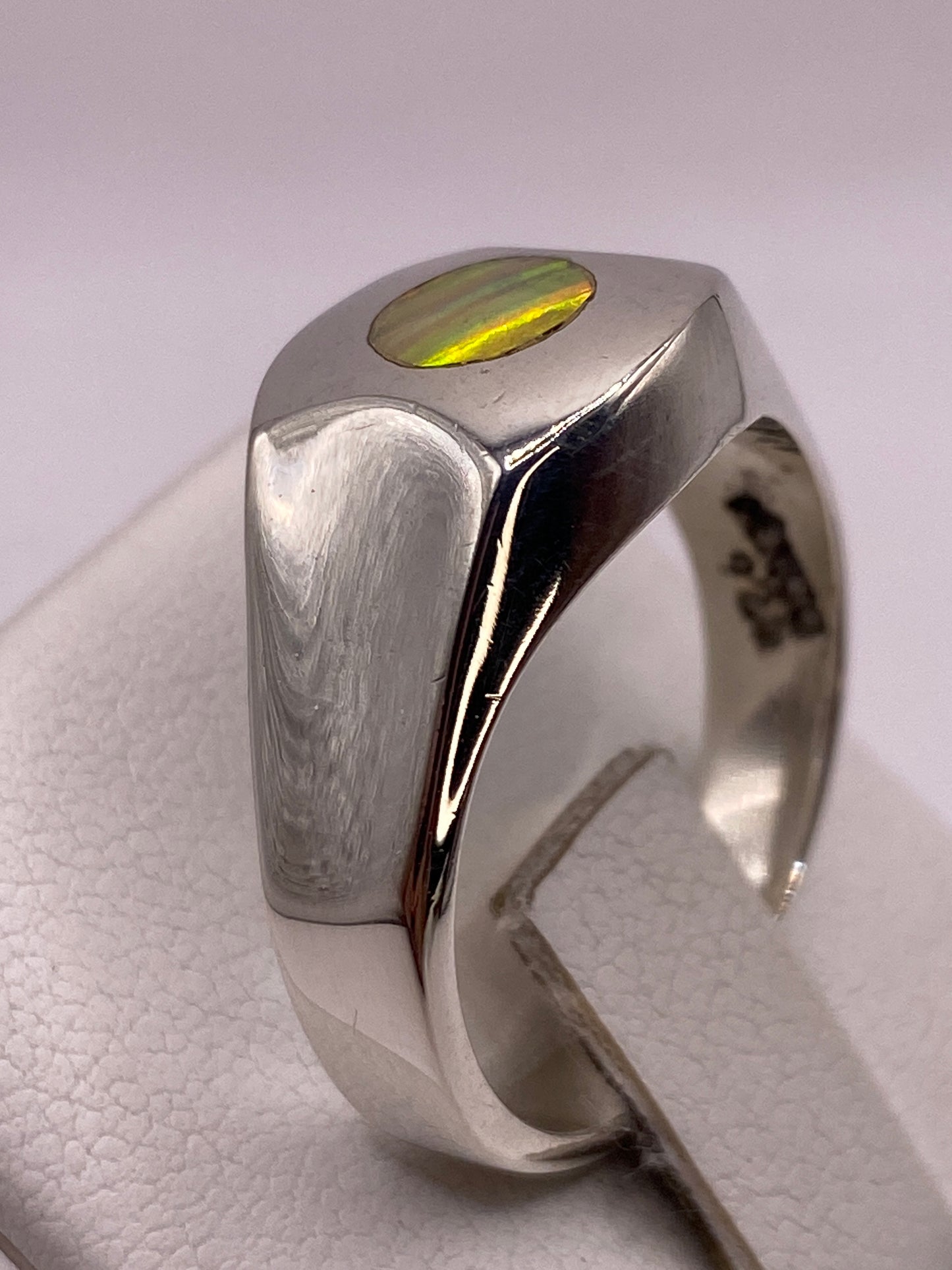 Detalle del engaste del ópalo en plata .925 con marca de autenticidad