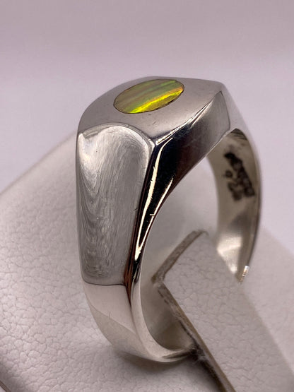 Detalle del engaste del ópalo en plata .925 con marca de autenticidad