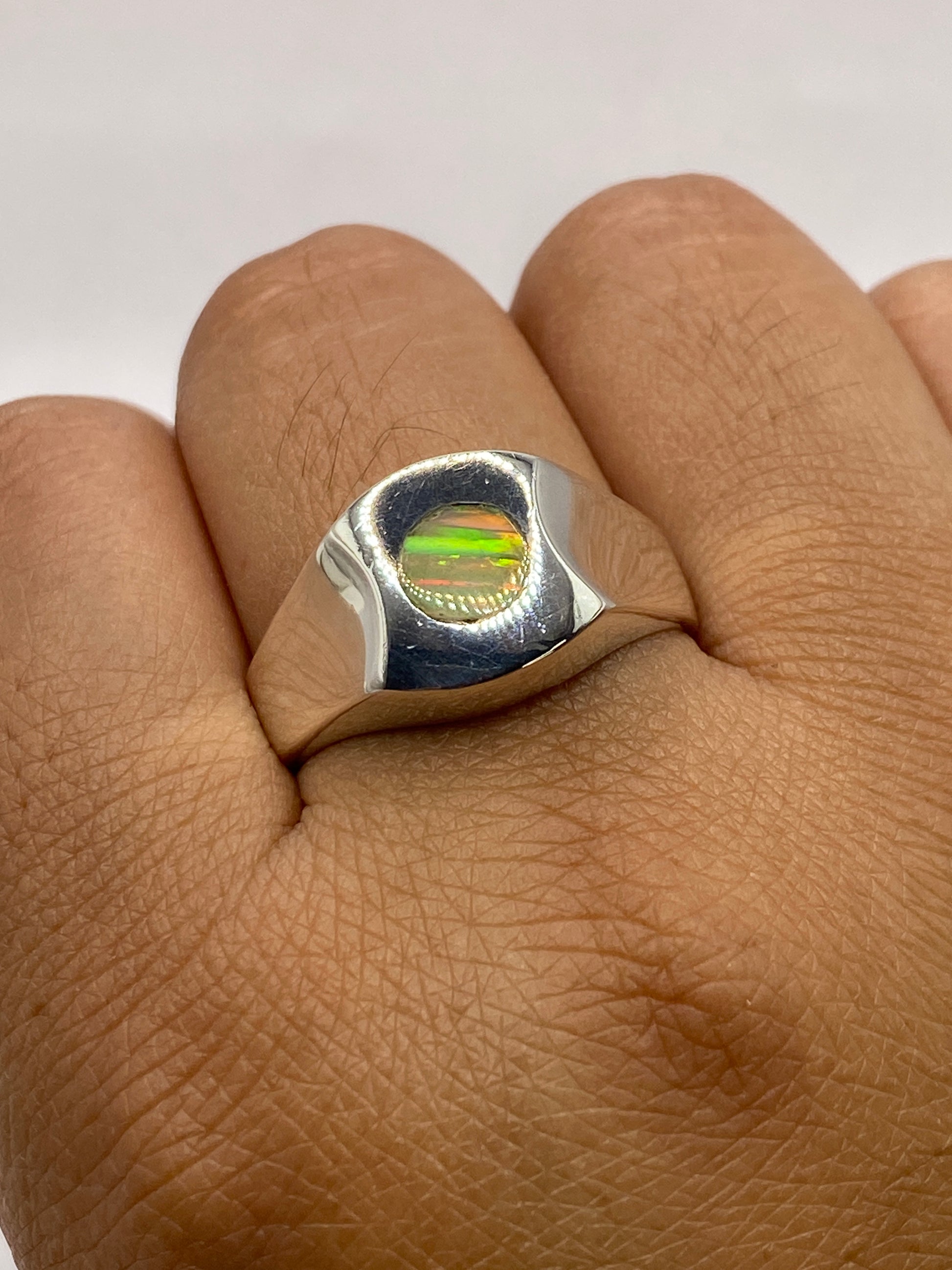 Anillo de ópalo de fuego en la mano mostrando el brillo natural de la piedra