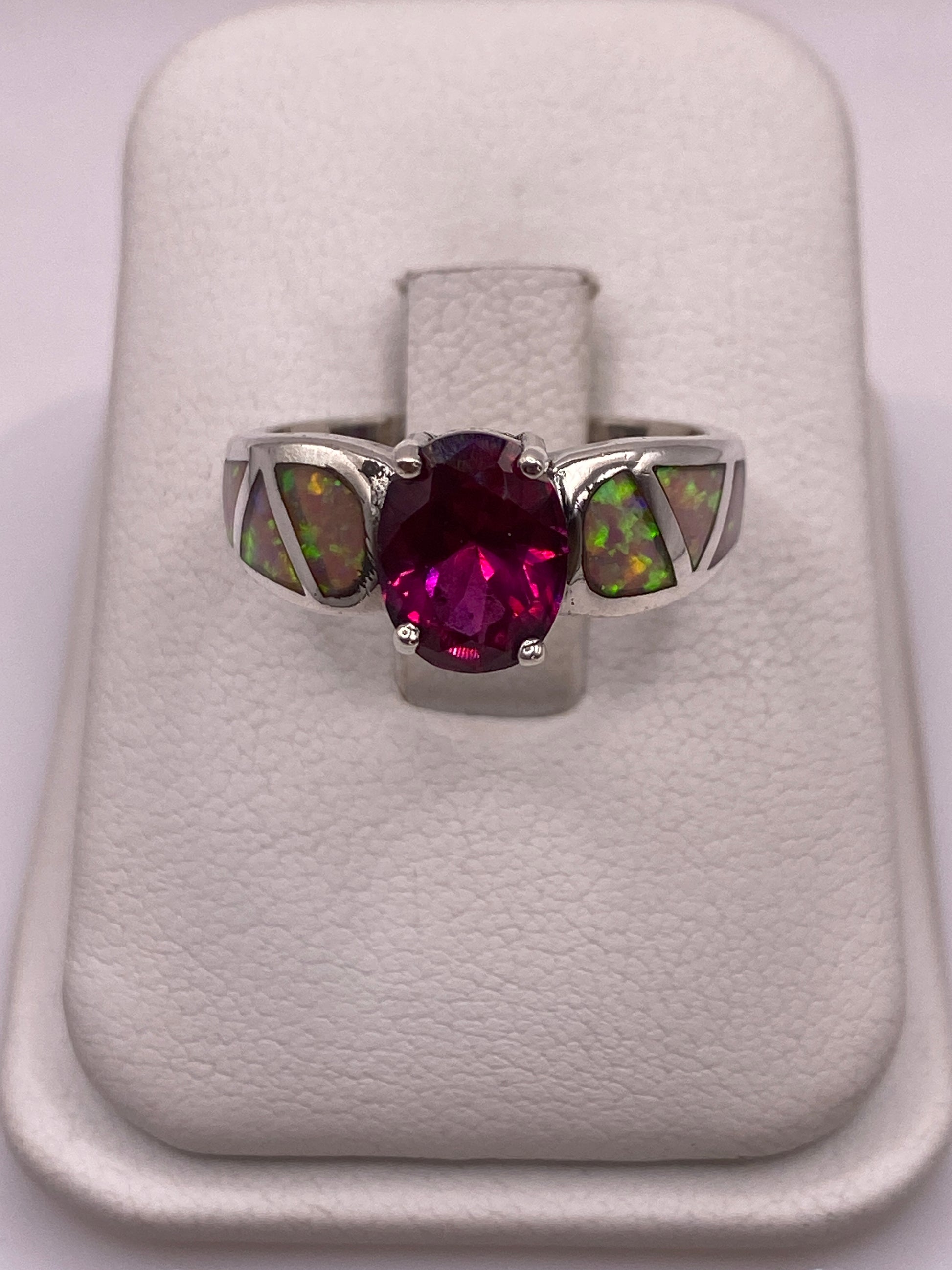 Anillo de plata .925 con ópalo de fuego multicolor engastado a mano, sobre dedo de mujer