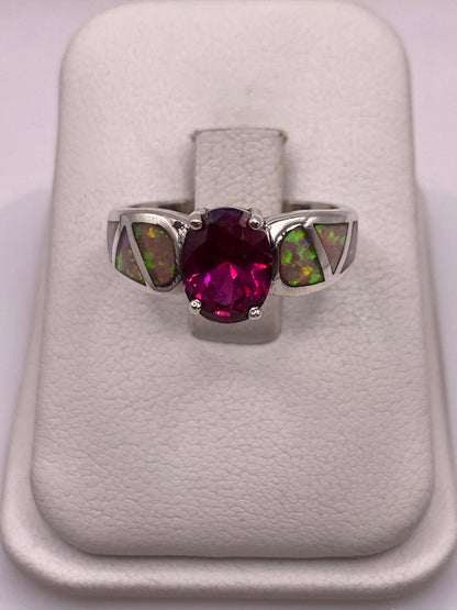 Anillo de plata .925 con ópalo de fuego multicolor engastado a mano, sobre dedo de mujer