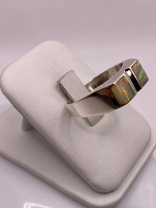 Vista lateral del anillo geométrico minimalista en plata pura con ópalo