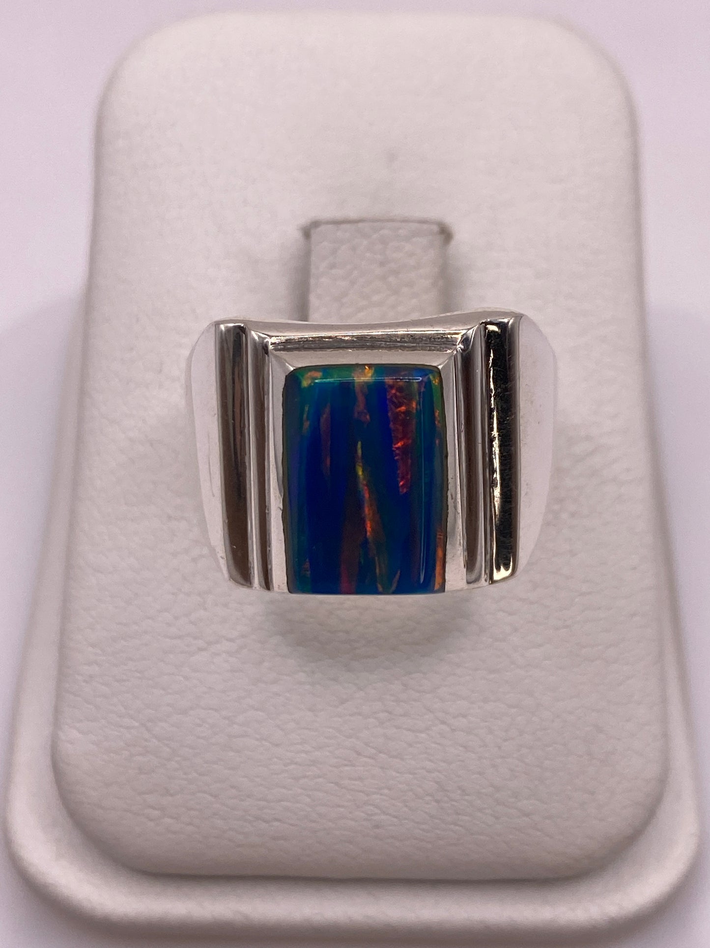 Anillo de plata .925 con ópalo de fuego multicolor en estructura geométrica envolvente