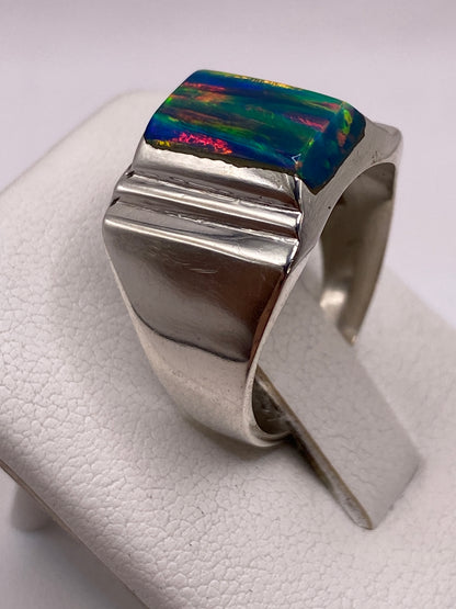 Vista lateral del anillo en plata satinada y pulida, diseño moderno escultural