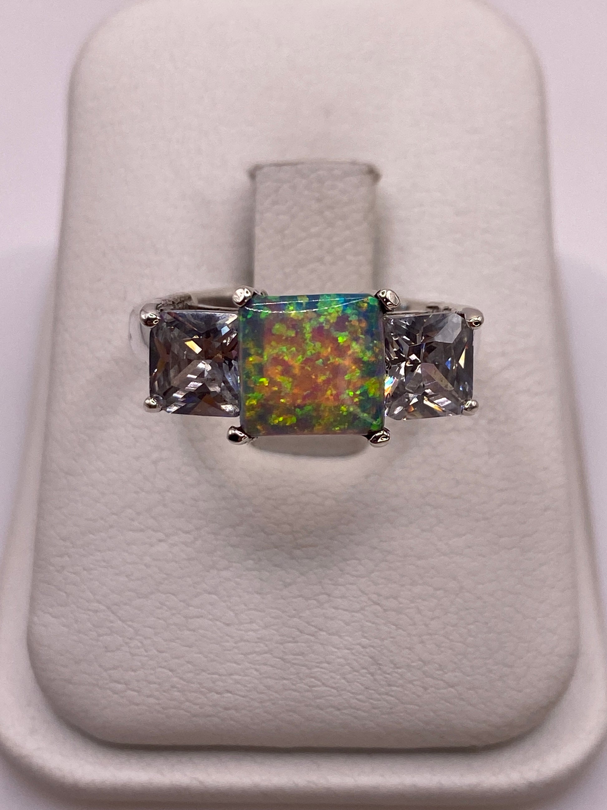 Anillo de plata solitario con ópalo de fuego multicolor en estuche blanco