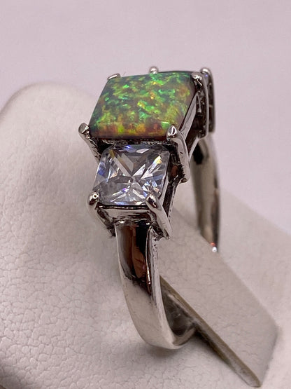 Vista lateral del anillo de plata .925 con engaste seguro del ópalo