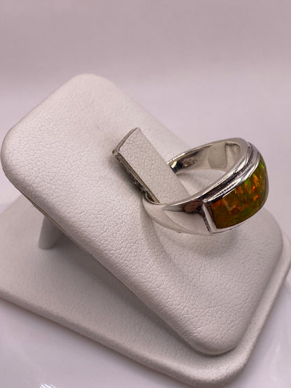 Vista lateral del anillo unisex de ópalo de fuego en plata .925