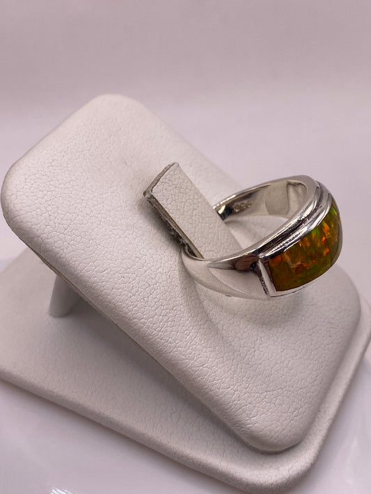 Vista lateral del anillo unisex de ópalo de fuego en plata .925