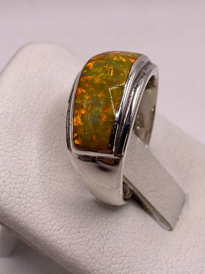 Detalle del ópalo natural amarillo en engaste de plata Taxco