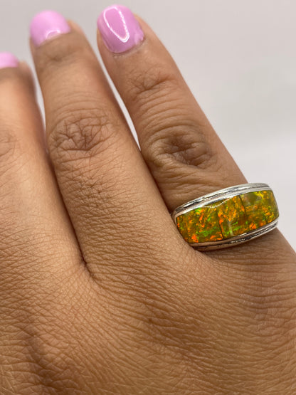 Anillo sobre fondo blanco mostrando el fuego del ópalo y el sello 925