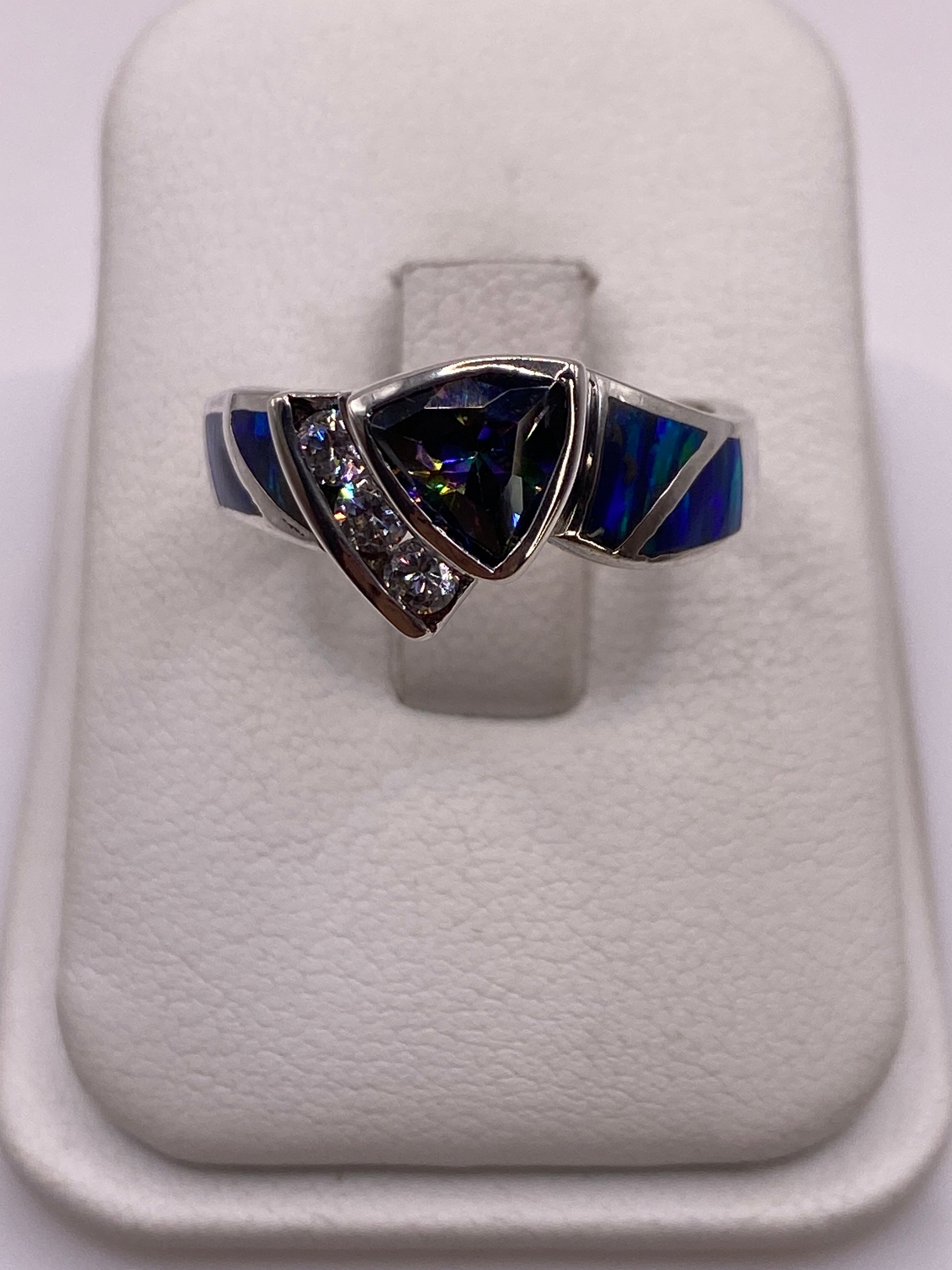 Anillo de plata escultural con ópalo de fuego azul en bandas laterales pulidas