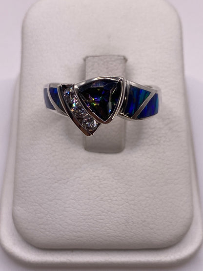 Anillo de plata escultural con ópalo de fuego azul en bandas laterales pulidas
