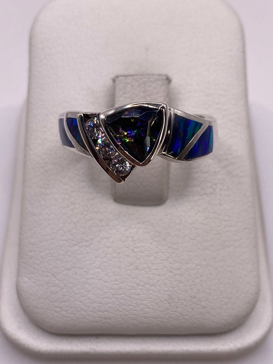 Anillo de plata escultural con ópalo de fuego azul en bandas laterales pulidas