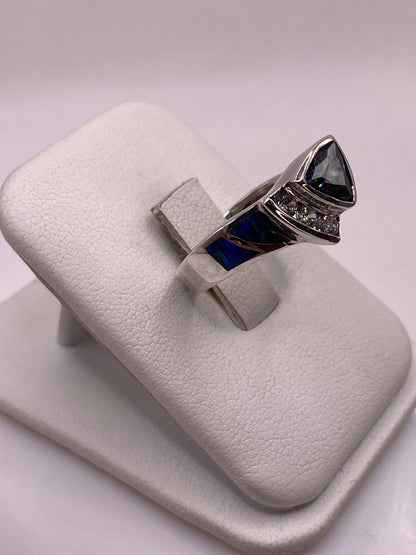 Vista frontal del anillo unisex mostrando el ópalo azul centrado con fuego natural