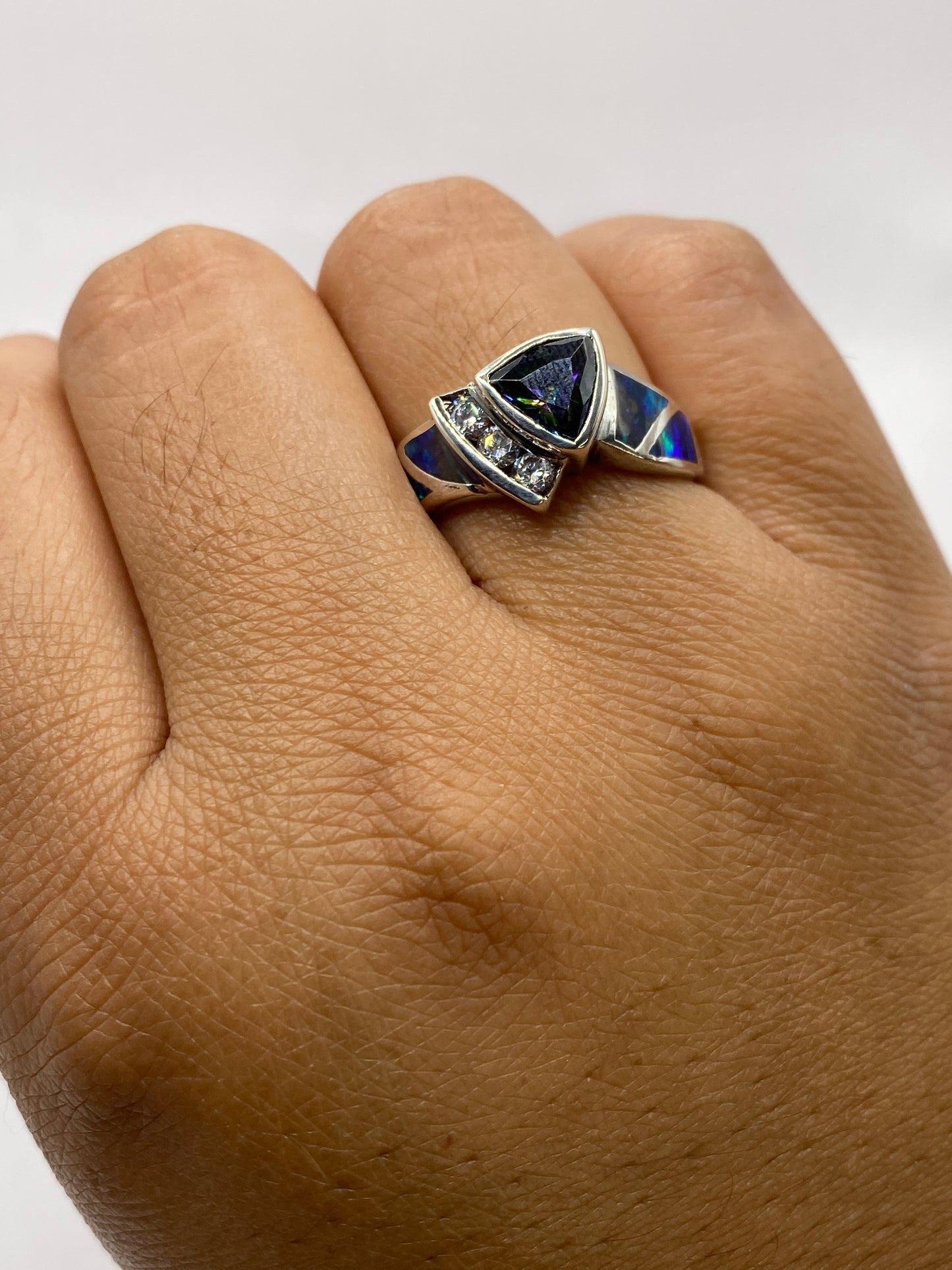 Anillo sobre fondo blanco con sello 925 HAZTANA visible en la banda interior