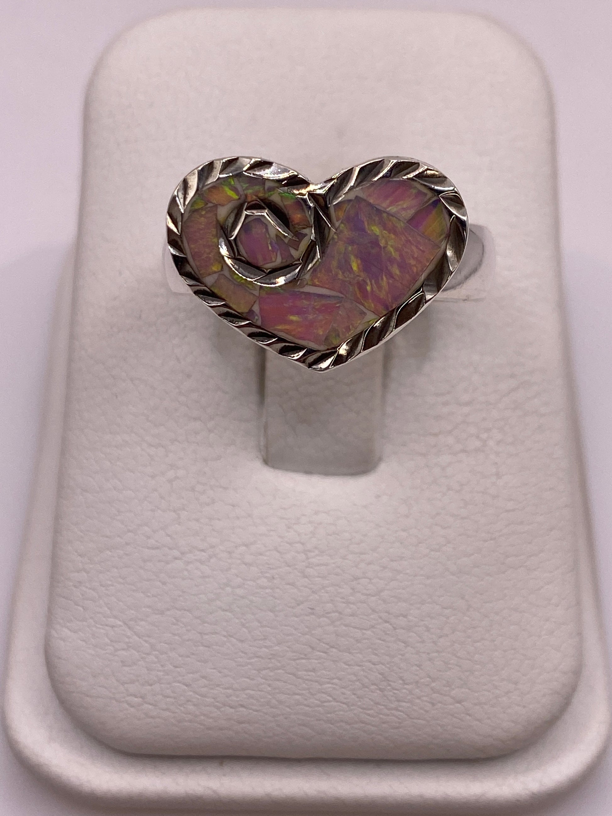 Anillo de plata con ópalo de fuego multicolor, vista frontal mostrando el juego de colores púrpura, verde y dorado