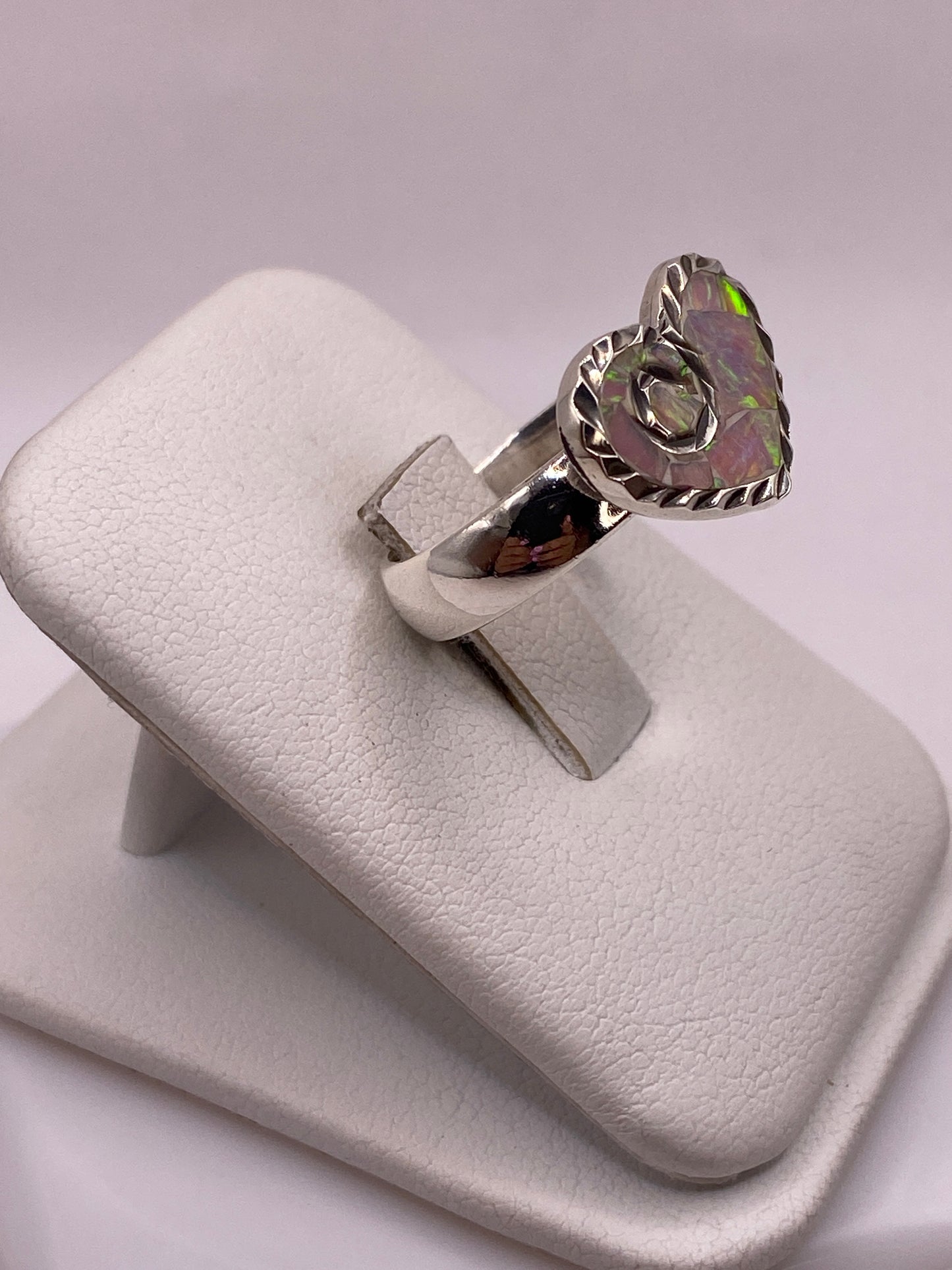 Anillo artesanal de plata .925 con ópalo de fuego natural, detalle lateral de los bordes torneados
