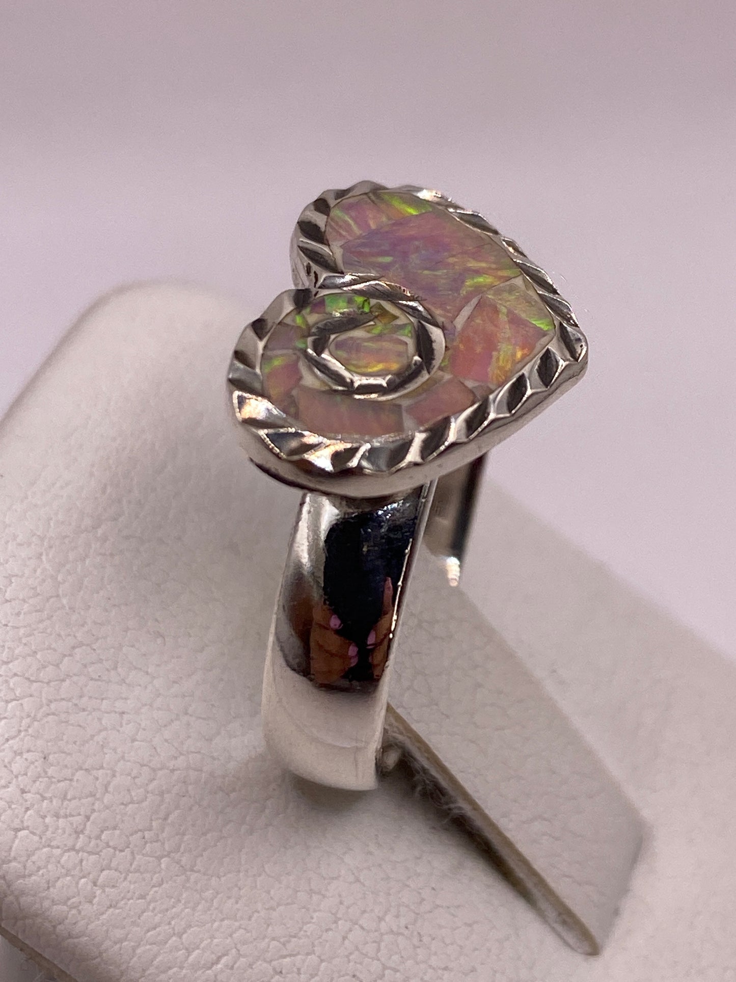 Anillo ópalo de fuego en la mano, mostrando cómo cambia el color con la luz