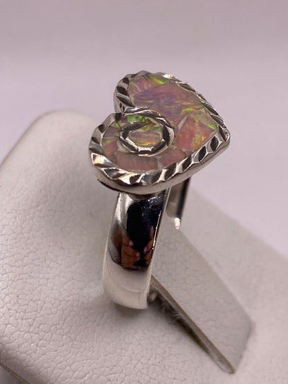 Anillo ópalo de fuego en la mano, mostrando cómo cambia el color con la luz